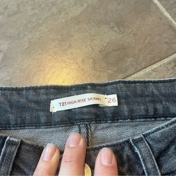 Host pick 💕 Distressed black Levi’s cropped jeans - Picture 6 of 10